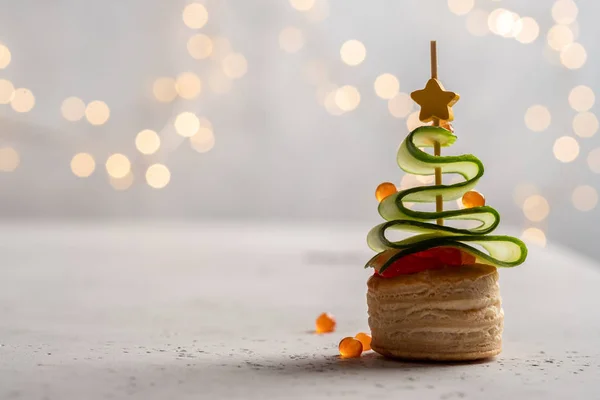 Weihnachtsbaum-Canape mit Gurkenscheibe, Lachspastete und rotem Kaviar — Stockfoto