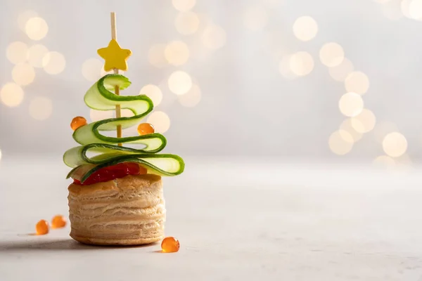 Weihnachtsbaum-Canape mit Gurkenscheibe, Lachspastete und rotem Kaviar — Stockfoto