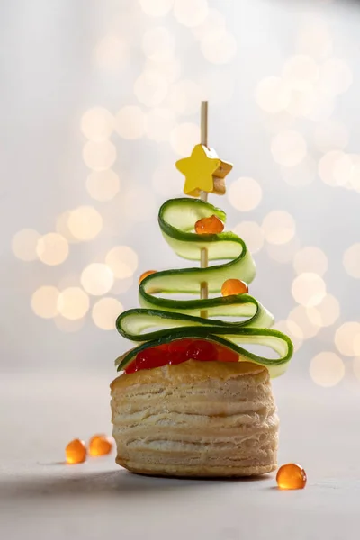 Weihnachtsbaum-Canape mit Gurkenscheibe, Lachspastete und rotem Kaviar — Stockfoto