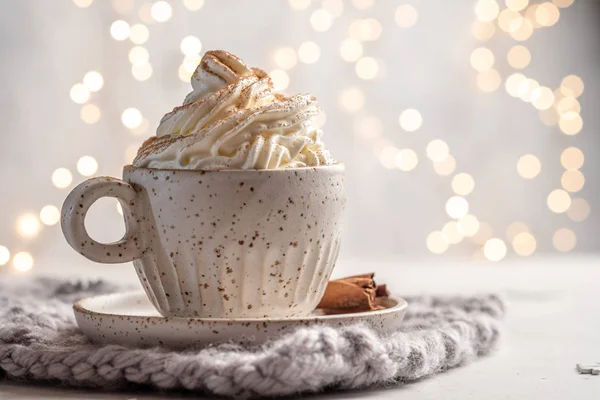 Chocolate quente com creme e pau de canela em um copo de cerâmica — Fotografia de Stock