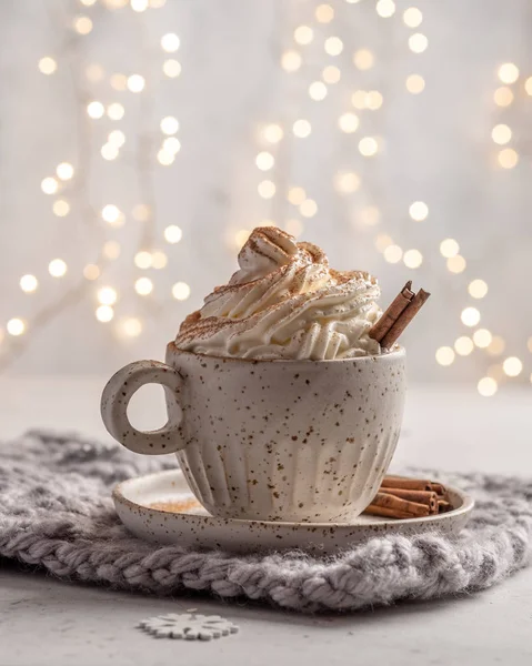 Chocolate quente com creme e pau de canela em um copo de cerâmica — Fotografia de Stock