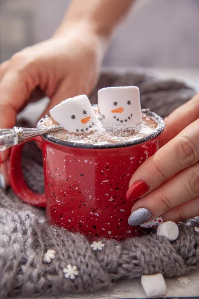 Κόκκινη κούπα με ζεστή σοκολάτα με λιωμένο marshmallow χιονάνθρωπος — Φωτογραφία Αρχείου