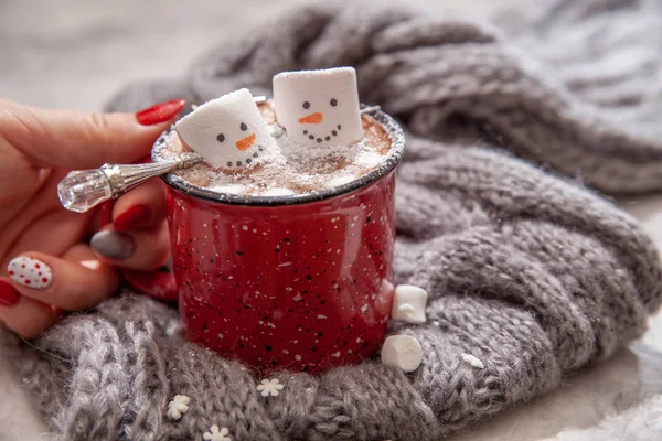 Taza roja con chocolate caliente con malvavisco derretido muñeco de nieve —  Fotos de Stock