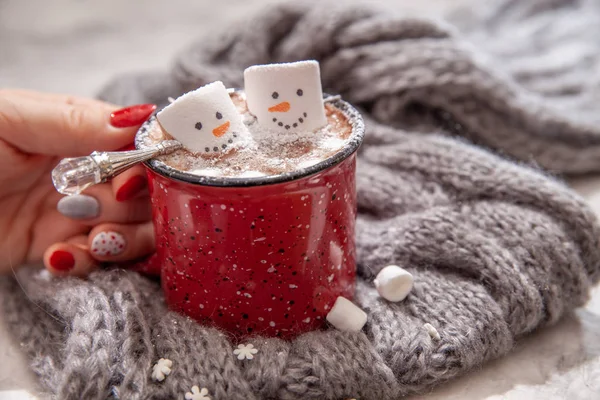 Taza roja con chocolate caliente con malvavisco derretido muñeco de nieve —  Fotos de Stock