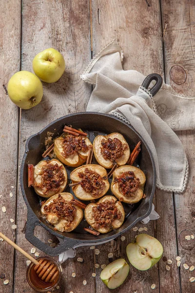 Печёное яблоко с орехами орехами, медом и овсянкой — стоковое фото
