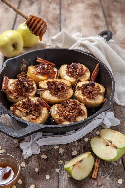 Pomme cuite au four aux noix de pécan, miel et avoine — Photo