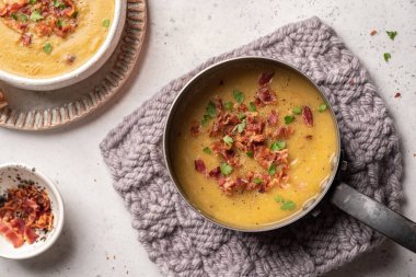 Bezelye çorbası, pastırmalı garnitür.