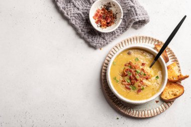 Bezelye çorbası, pastırmalı garnitür.