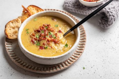 Bezelye çorbası, pastırmalı garnitür.