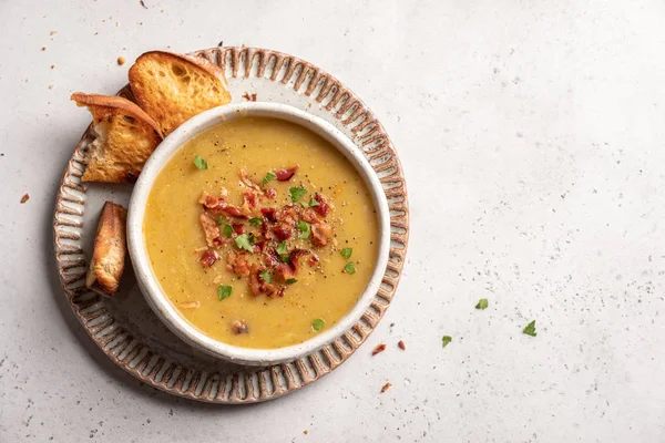 Чечевичный гороховый суп, украшенный беконом — стоковое фото