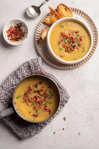 Чечевичный гороховый суп, украшенный беконом — стоковое фото