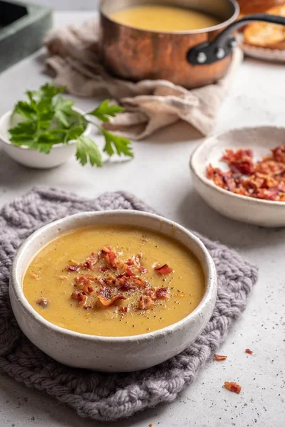 Lentil pea soup garnish with bacon — Stock Image Lentil pea soup garnish with bacon Stock Image