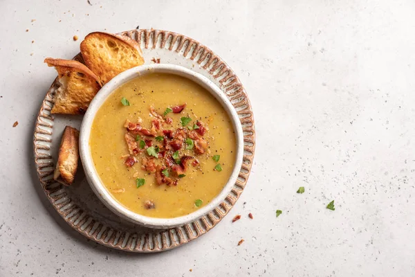 Lentil pea soup garnish with bacon — Stock Image Lentil pea soup garnish with bacon Stock Image
