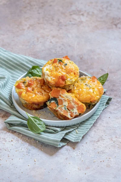 Deliciosos muffins de ovo com batata-doce e espinafre — Fotografia de Stock