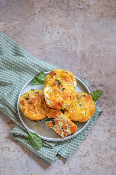 Leckere Eiermuffins mit Süßkartoffeln und Spinat — Stockfoto