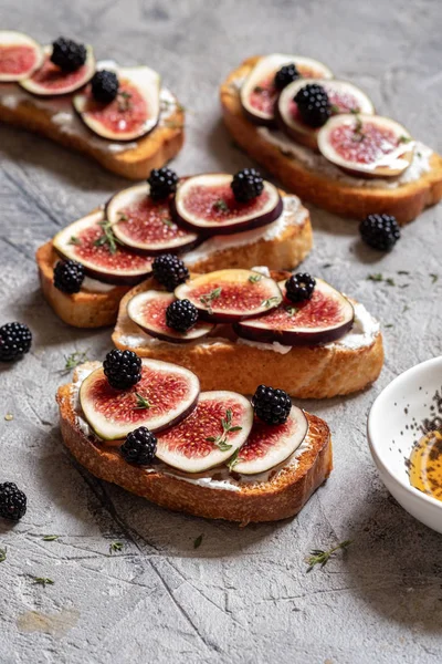 Bruschetta com figos e queijo de cabra — Fotografia de Stock