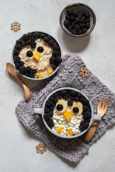 Divertido desayuno para niños gachas con bayas frescas — Foto de Stock