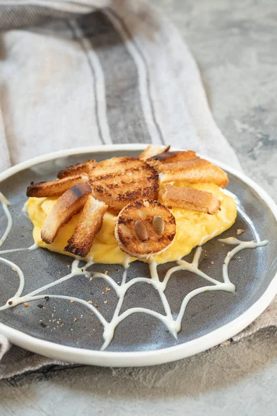 Spinnenomelette für das halloween-Kinderfrühstück — Stockfoto