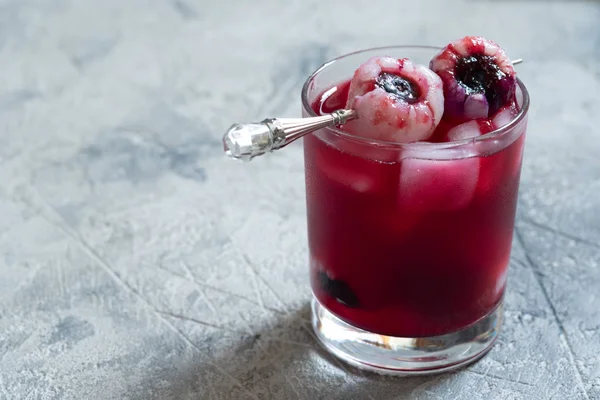 Halloween cocktail met Lychee en Blueberry Eye — Stockfoto