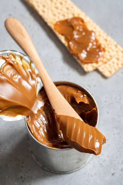 Dulce de leche in una scatola di metallo — Foto Stock