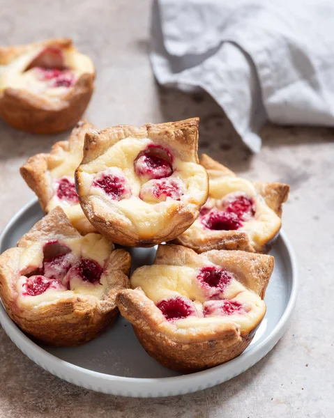 Himbeer-Frischkäse-Muffins — Stockfoto