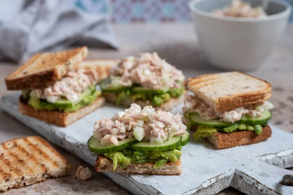 Tonfisk smörgås med avokado och gurka — Stockfoto