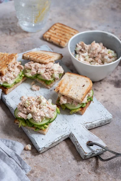 Thunfisch-Sandwich mit Avocado und Gurke — Stockfoto