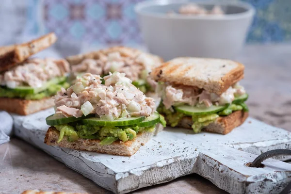 Avokado ve Salatalık ile Ton Balıklı Sandviç — Stok fotoğraf