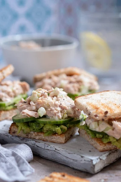 Sandwich de Atún con Aguacate y Pepino — Foto de Stock