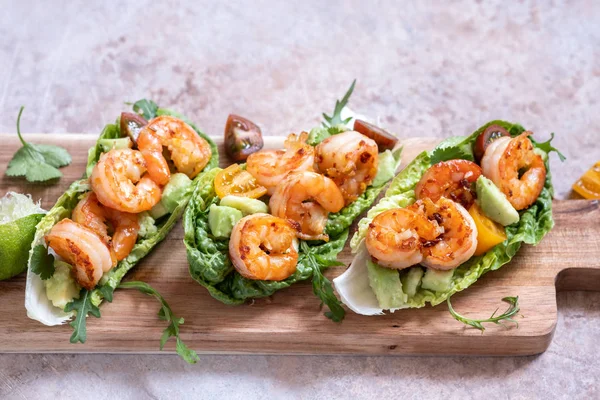 Salatumwickelte Garnelen-Tacos mit frischen Tomaten und Avocado — Stockfoto