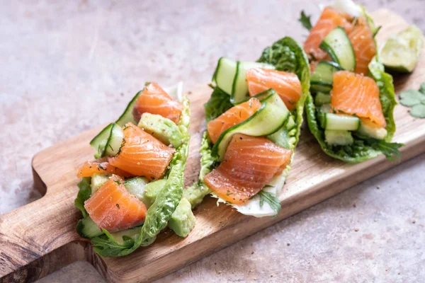 Salát zabalené uzené lososy s čerstvým okurkovým, avokádem a vejci — Stock fotografie