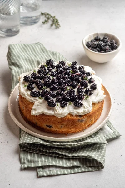 Frische Kuchen mit Brombeeren — Stockfoto