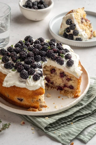 ブラックベリーの新鮮なケーキ — ストック写真