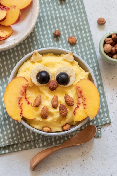 Śniadanie dla dzieci owsianka polenta z owocami — Zdjęcie stockowe