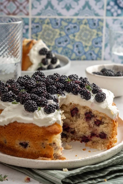 Frische Kuchen mit Brombeeren — Stockfoto