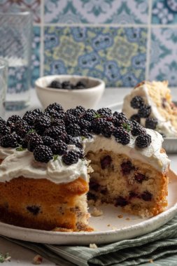 Böğürtlenli taze kekler