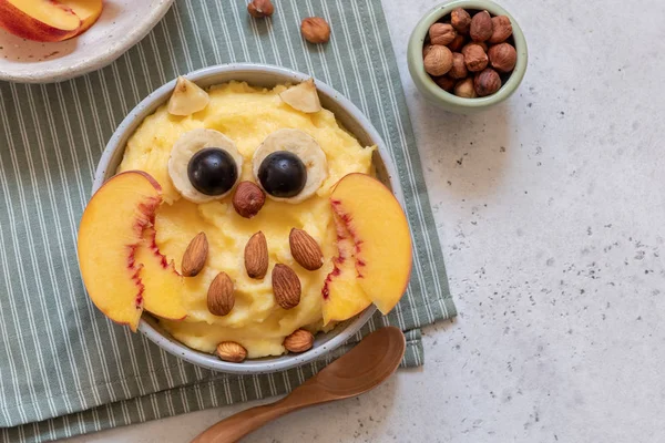 Meyveli çocuk kahvaltıpolenta lapası — Stok fotoğraf