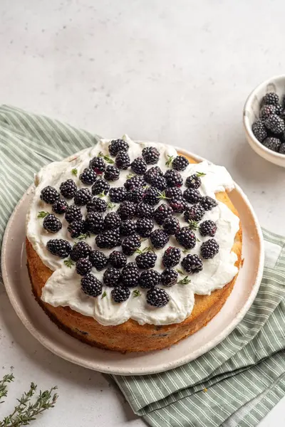 ブラックベリーの新鮮なケーキ — ストック写真