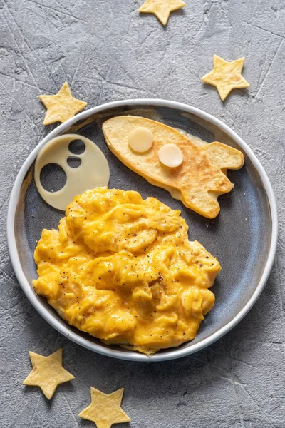 Barn rolig frukost med äggröra, ost och tortilla raket — Stockfoto
