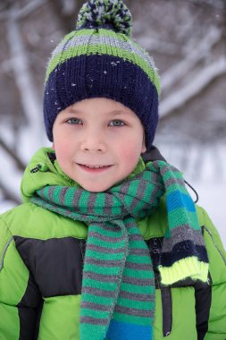 kış zamanında çocuk portresi