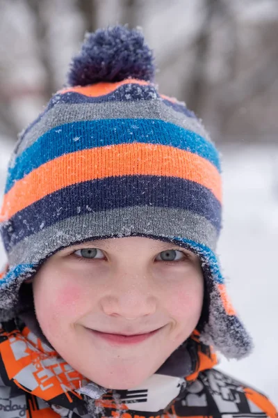 Fiú téli időben portréja — Stock Fotó