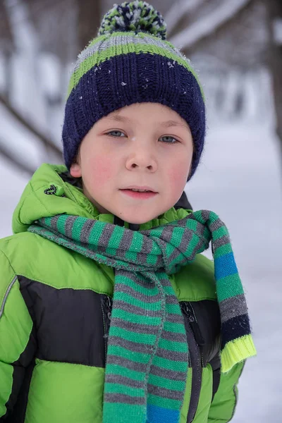 Retrato de menino no tempo de inverno — Fotografia de Stock