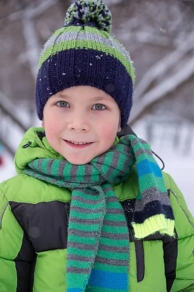 Retrato de menino no tempo de inverno — Fotografia de Stock