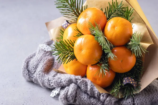 Handgemachter Fruchtstrauß aus Mandarinen und Weihnachtsbaumzweigen — Stockfoto