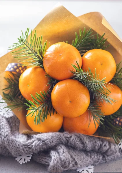 Ramo de frutas hecho a mano de mandarina y ramas de árbol de Navidad —  Fotos de Stock