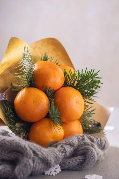 Ramo de frutas hecho a mano de mandarina y ramas de árbol de Navidad —  Fotos de Stock