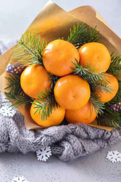 Handgemachter Fruchtstrauß aus Mandarinen und Weihnachtsbaumzweigen — Stockfoto