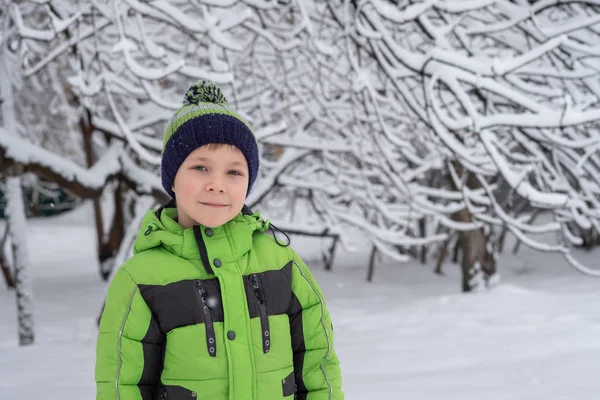 冬時間で男の子の肖像画 — ストック写真