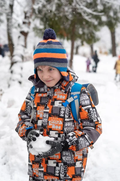 Retrato de menino no tempo de inverno — Fotografia de Stock