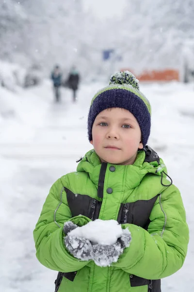 冬季时间的男孩的肖像 — 图库照片